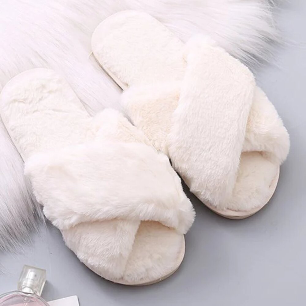 AEROSOLES Women's Small (5-6) Plush Memory Foam White Cozy House Slippers